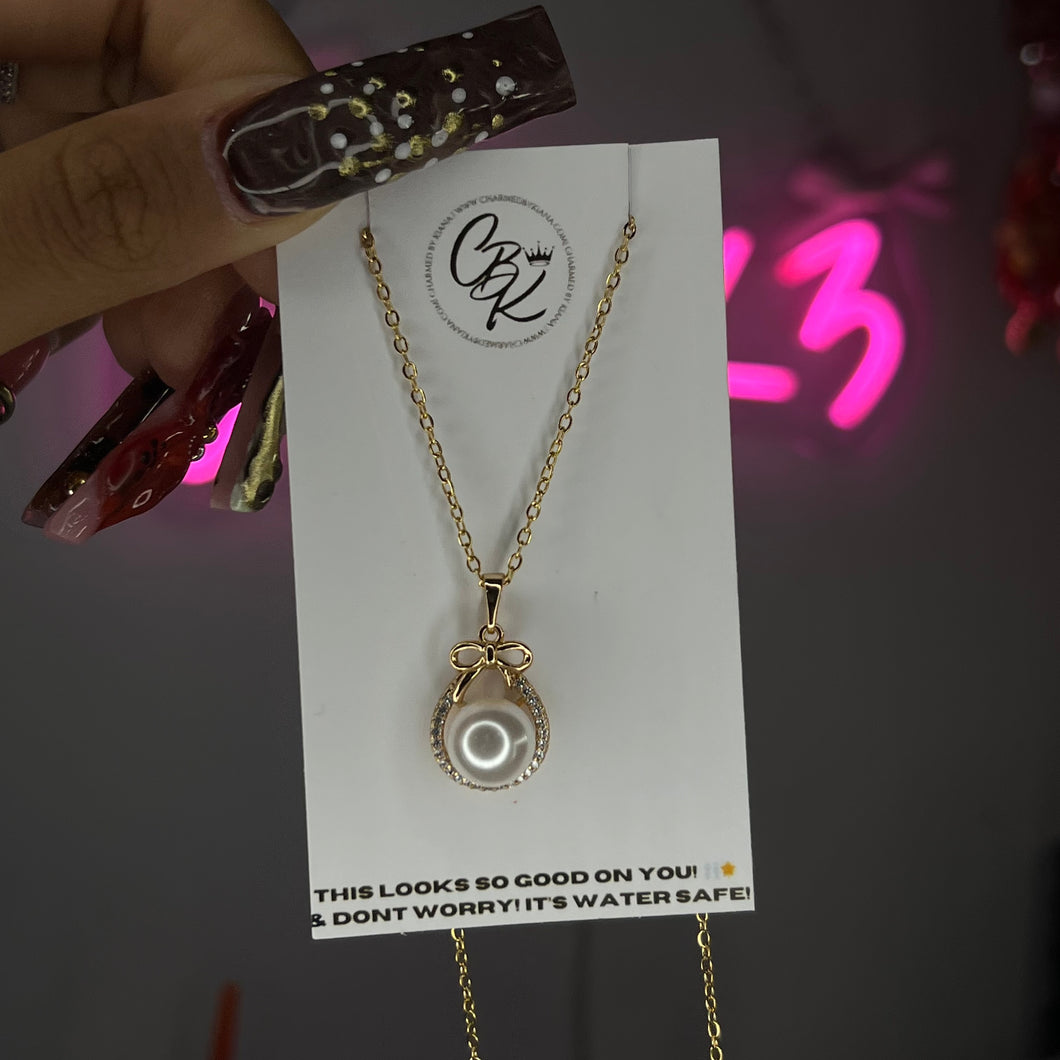 Gold Pearla Bow Necklace